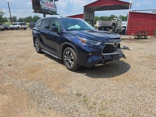 2022 Toyota Highlander XLE - Exterior Front Right Corner Image